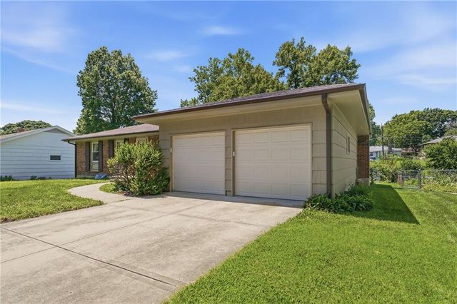 4962 NE Chouteau Drive, Kansas City, MO 64119