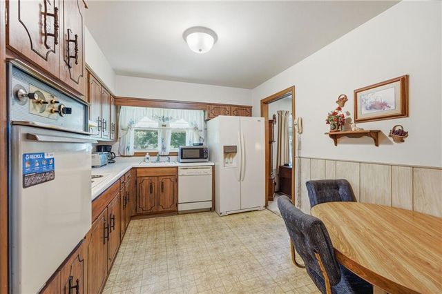 4962 NE Chouteau Drive, Kansas City, MO 64119
