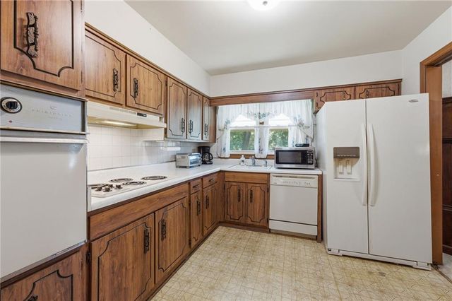 4962 NE Chouteau Drive, Kansas City, MO 64119