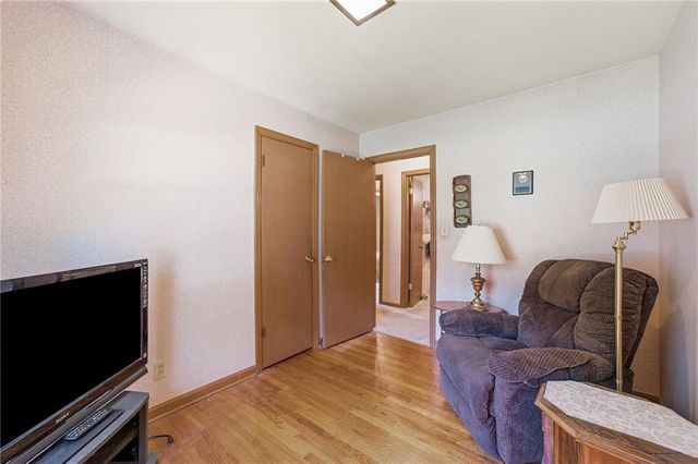4962 NE Chouteau Drive, Kansas City, MO 64119