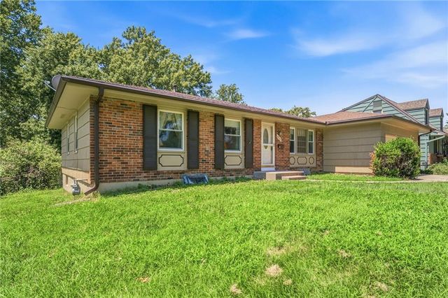 4962 NE Chouteau Drive, Kansas City, MO 64119