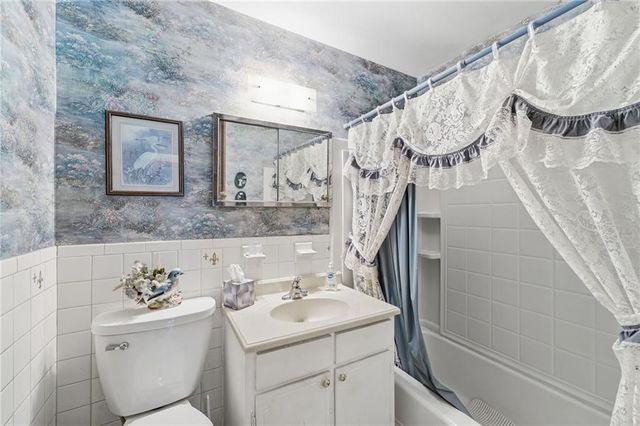 4962 NE Chouteau Drive, Kansas City, MO 64119