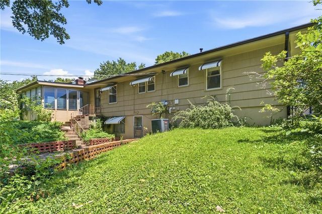 4962 NE Chouteau Drive, Kansas City, MO 64119