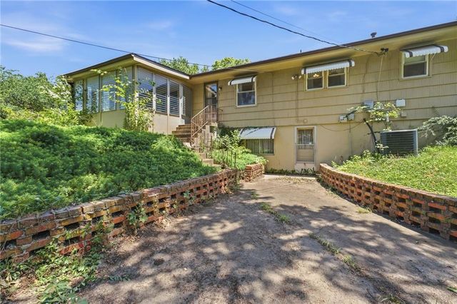 4962 NE Chouteau Drive, Kansas City, MO 64119