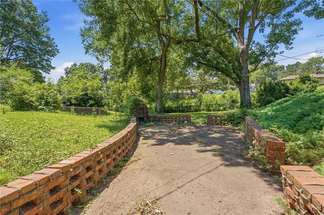 4962 NE Chouteau Drive, Kansas City, MO 64119