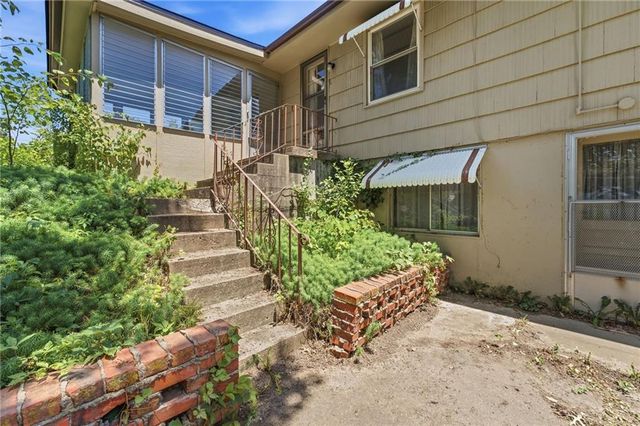 4962 NE Chouteau Drive, Kansas City, MO 64119