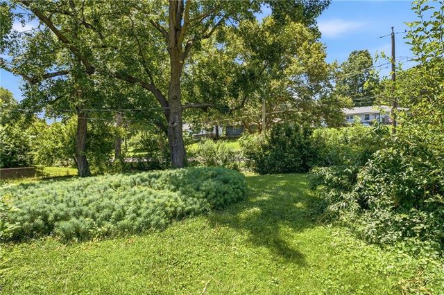 4962 NE Chouteau Drive, Kansas City, MO 64119