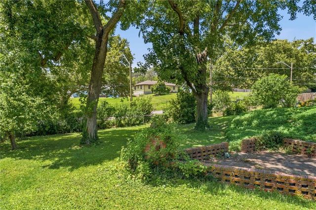 4962 NE Chouteau Drive, Kansas City, MO 64119