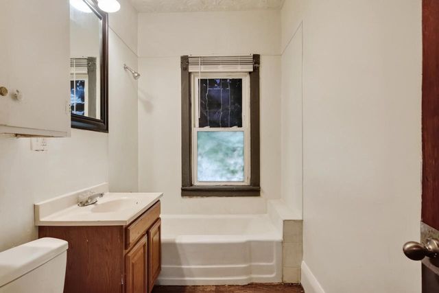 2621 N 49th STREET, Milwaukee, WI 53210