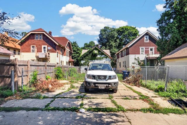 2621 N 49th STREET, Milwaukee, WI 53210