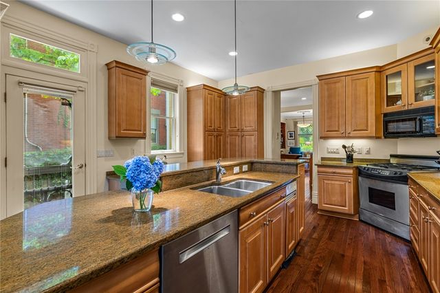 715 College St, Shadyside, PA 15232