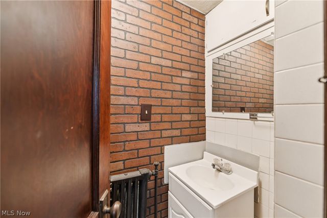 70 4th Street NW, Barberton, OH 44203