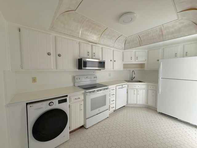 2000 Presidential Way 1204, West Palm Beach, FL 33401