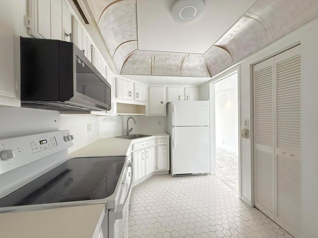 2000 Presidential Way 1204, West Palm Beach, FL 33401