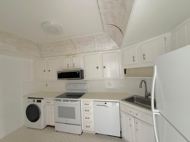 2000 Presidential Way 1204, West Palm Beach, FL 33401