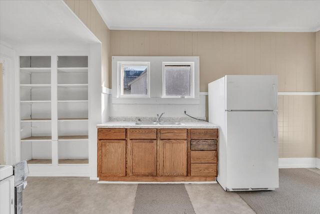 1330 W 7TH Street, Davenport, IA 52802