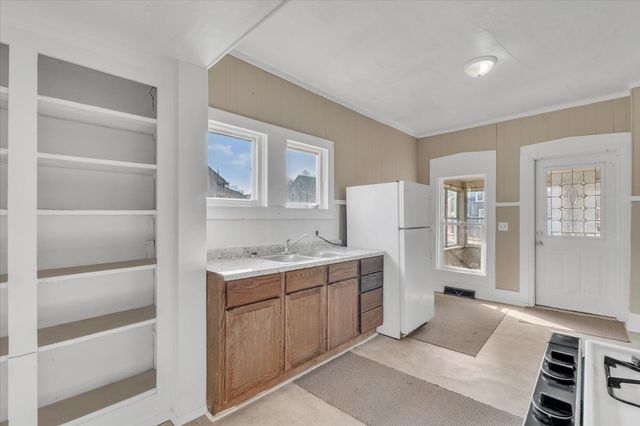 1330 W 7TH Street, Davenport, IA 52802