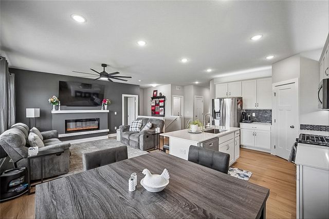 5652 Brook View Avenue, Des Moines, IA 50317