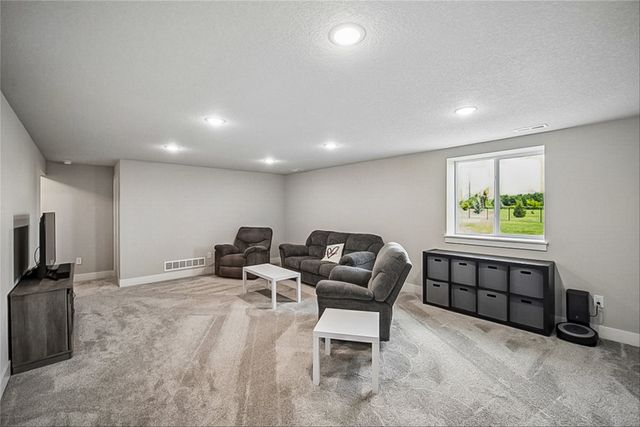 5652 Brook View Avenue, Des Moines, IA 50317