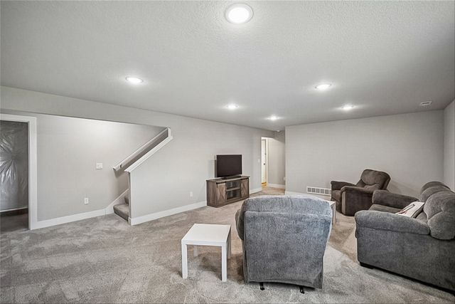 5652 Brook View Avenue, Des Moines, IA 50317