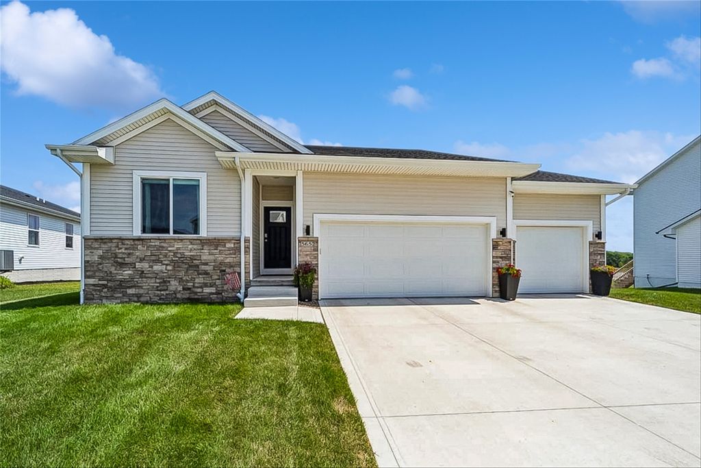 5652 Brook View Avenue, Des Moines, IA 50317