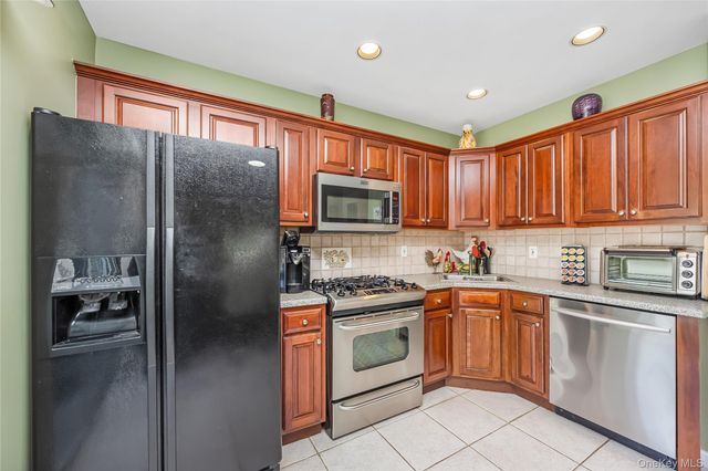 8 Hannah Lane, Middle Island, NY 11953