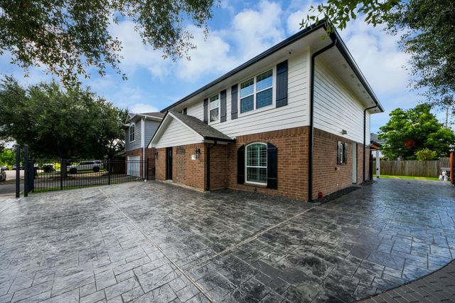 4631 Mi Castillo Court, Houston, TX 77045