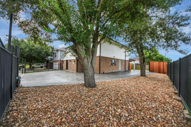 4631 Mi Castillo Court, Houston, TX 77045