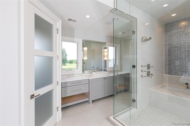 556 Barrington Court, Bloomfield Hills, MI 48304