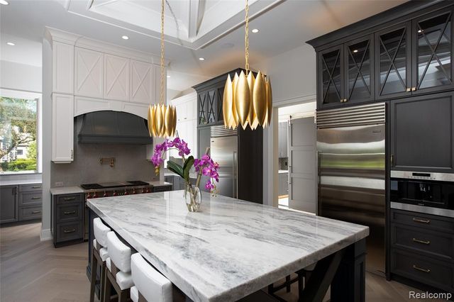 556 Barrington Court, Bloomfield Hills, MI 48304