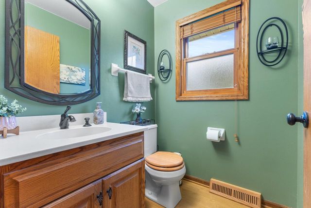 1905 Cliff Alex COURT N, Waukesha, WI 53189