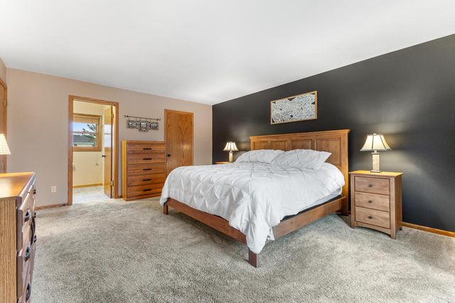 1905 Cliff Alex COURT N, Waukesha, WI 53189