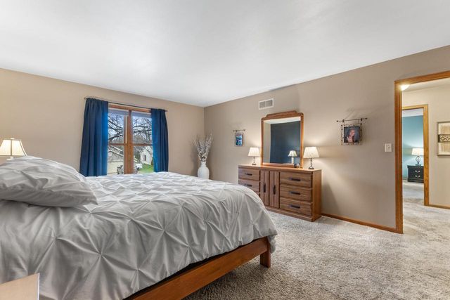 1905 Cliff Alex COURT N, Waukesha, WI 53189