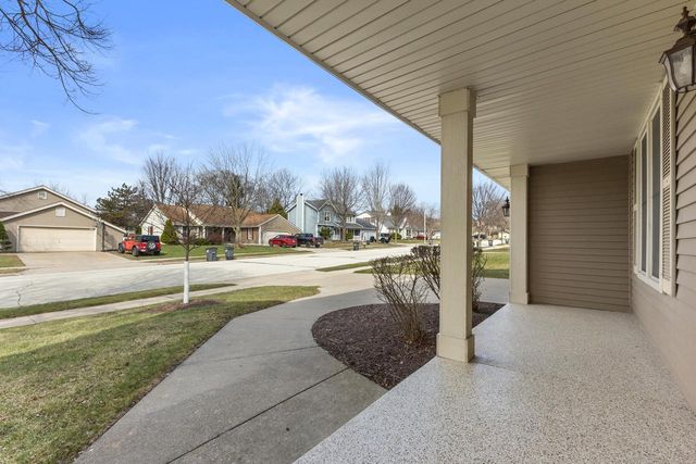 1905 Cliff Alex COURT N, Waukesha, WI 53189