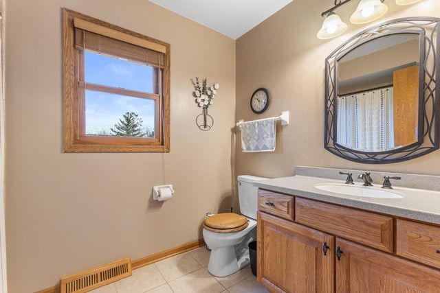 1905 Cliff Alex COURT N, Waukesha, WI 53189