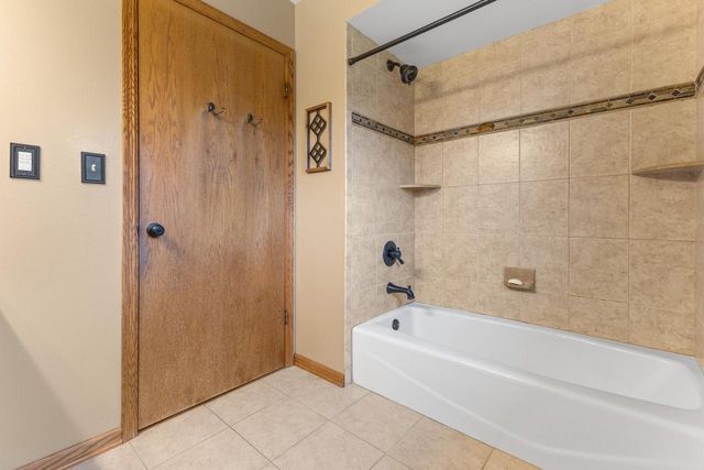 1905 Cliff Alex COURT N, Waukesha, WI 53189