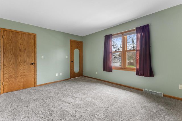 1905 Cliff Alex COURT N, Waukesha, WI 53189