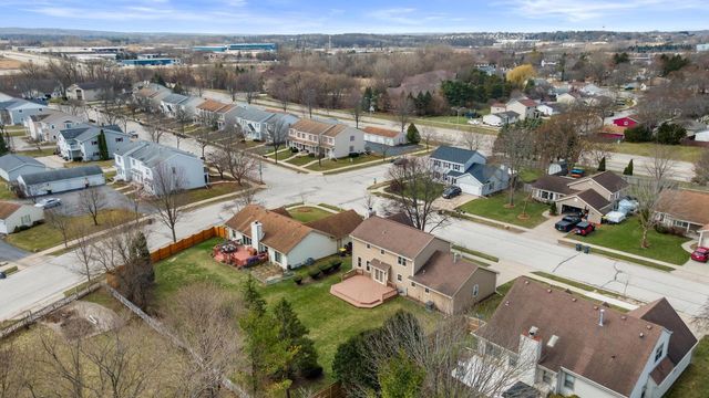1905 Cliff Alex COURT N, Waukesha, WI 53189