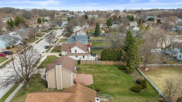 1905 Cliff Alex COURT N, Waukesha, WI 53189