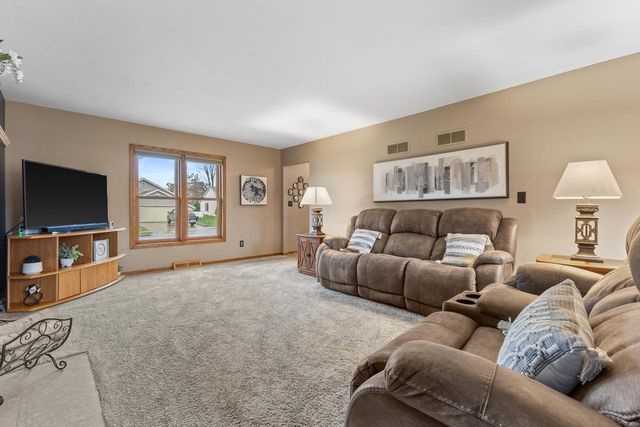 1905 Cliff Alex COURT N, Waukesha, WI 53189