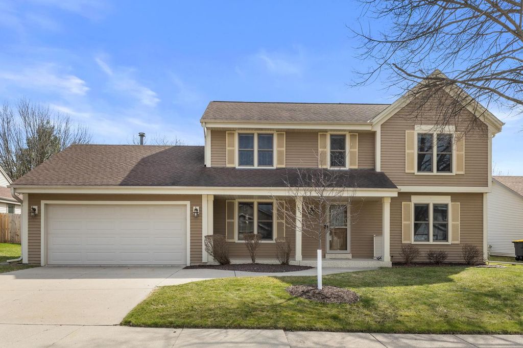 1905 Cliff Alex COURT N, Waukesha, WI 53189
