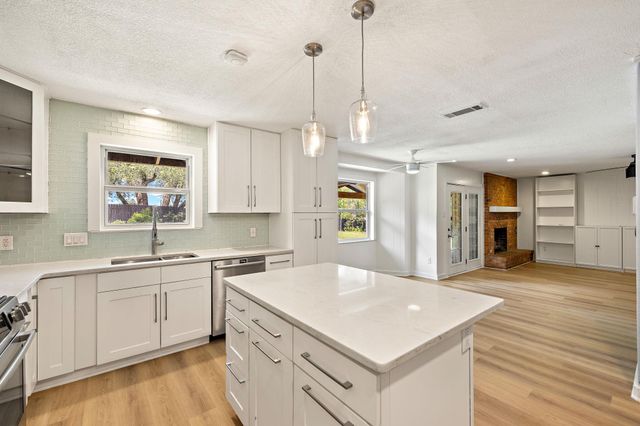 908 Hollybluff ST, Austin, TX 78753