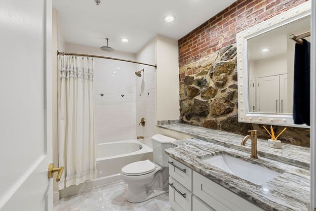143 Burrill St 102, Swampscott, MA 01907