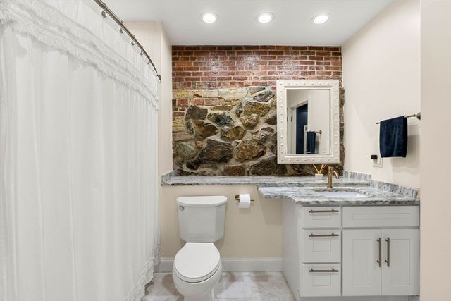 143 Burrill St 102, Swampscott, MA 01907
