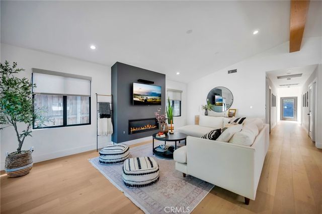 966 Rosecrans Avenue, Manhattan Beach, CA 90266