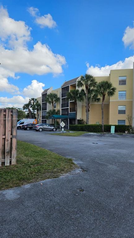 8005 Lake Dr 201, Doral, FL 33166