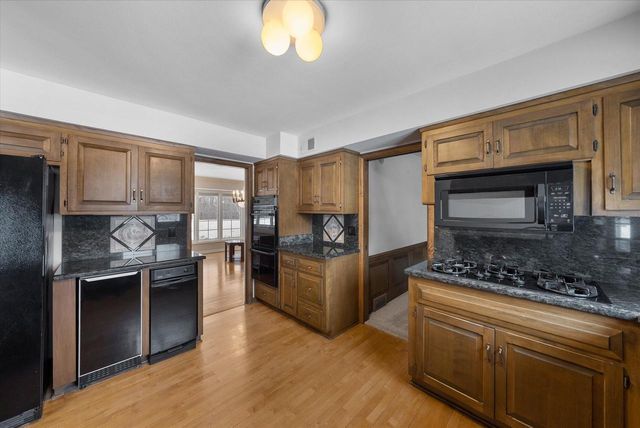 8704 W Bonniwell ROAD, Mequon, WI 53097