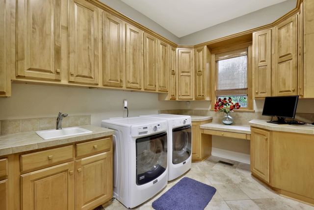 211 E Cedar Ridge Ct, Andover, KS 67002