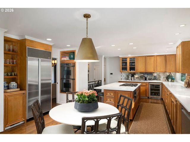 722 Sw WESTWOOD Dr, Portland, OR 97239