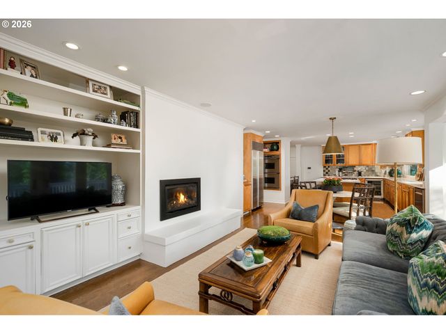 722 Sw WESTWOOD Dr, Portland, OR 97239